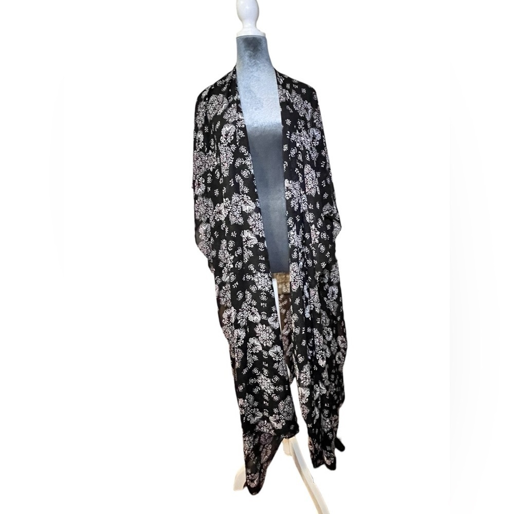 TORRID Floral Kimono, Black/White Hints of Pink, Size 1/2 Pre-Owned - Picture 6 of 6